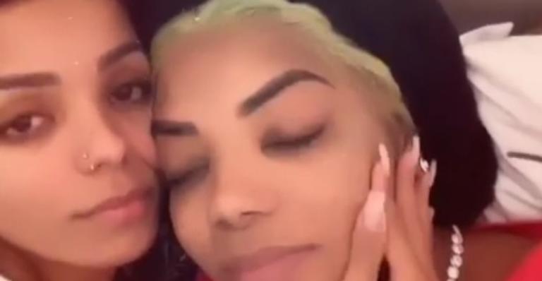 Brunna Gonçalves flagra Ludmilla nua lendo a Bíblia e compartilha clique na web: ”Cena linda”