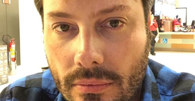 Danilo Gentili é atacado por garrafa durante gravação de programa e deixa estúdio sangrando