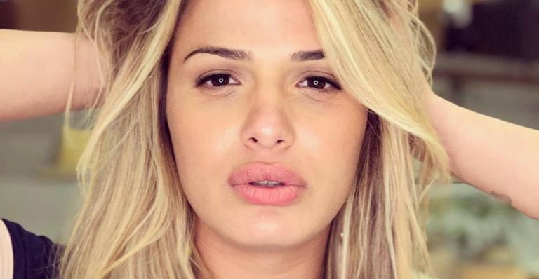 Atriz transexual de ‘A Dona do Pedaço’ exibe corpão de biquíni em camarim 