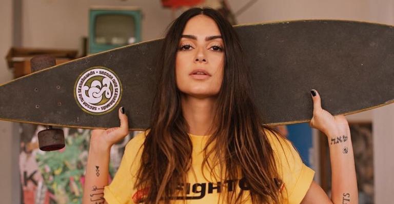 Shakira? De fio dental, Thaila Ayala surge com cabelos longos e ondulados e é comparada com cantora