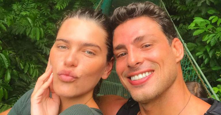 Cauã Reymond e Mariana Goldfarb são flagrados em momento romântico e bumbum da musa chama atenção