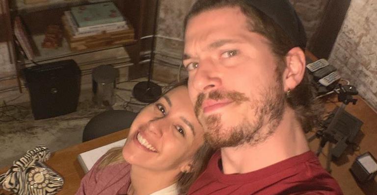 Amor no ar! Cris Dias e Caio Paduan aparecem agarradinhos em Amsterdam: ”Delícia”