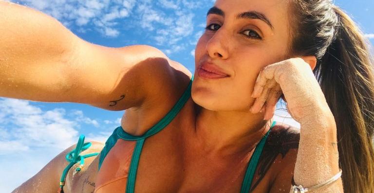 Com pouca roupa, Carol Peixinho ostenta corpão em dia de treino pesado de frente para o mar