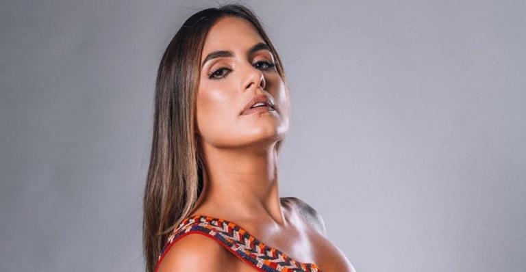 Carol Peixinho quebra a web ao plantar bananeira de biquíni fio dental: ”Querem praticar?”
