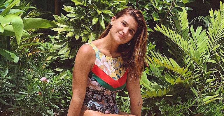 Giulia Costa ostenta corpão em biquíni neon e aproveita calor da Flórida