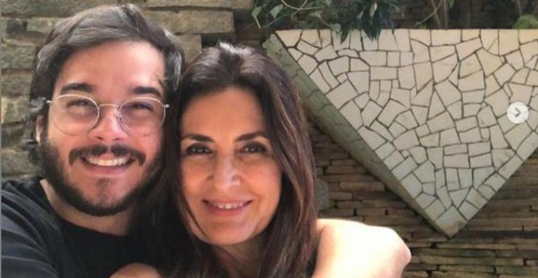 Clima apaixonado! Fátima Bernardes e Túlio Gadêlha são flagrados agarradinhos em shopping