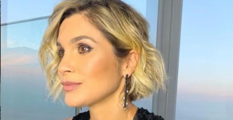 De biquíni, Flávia Alessandra ostenta corpão na beira da piscina e quebra a web
