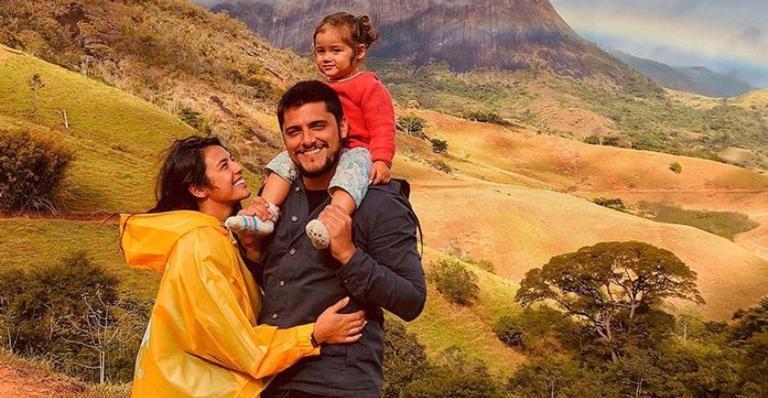 Fofura! Bruno Gissoni se derrete pela filhota, Madalena, após banho: ”Pinguxa”