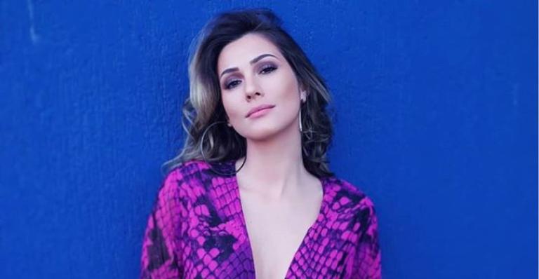 Com biquíni neon, Lívia Andrade empina bumbum gigante e agita a web