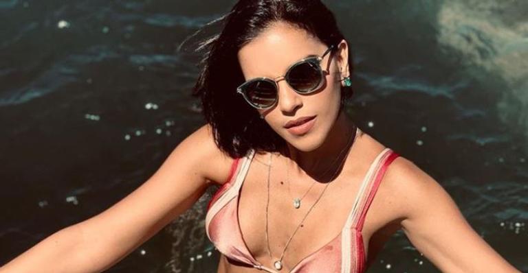 Só de calcinha, Mariana Rios tapa seios com flores e faz a temperatura subir