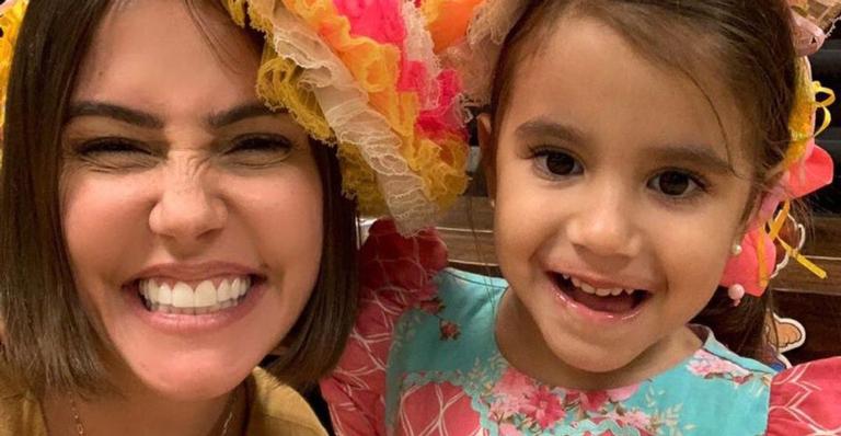 Deborah Secco explode fofurômetro ao exibir Maria Flor vestida de princesa 