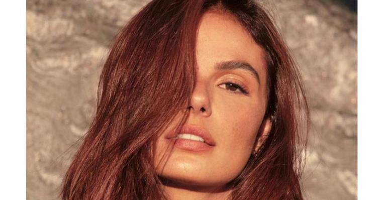 Isis Valverde posa deslumbrante de biquíni, exibe tatuagem e quebra a web: ”Deusa”