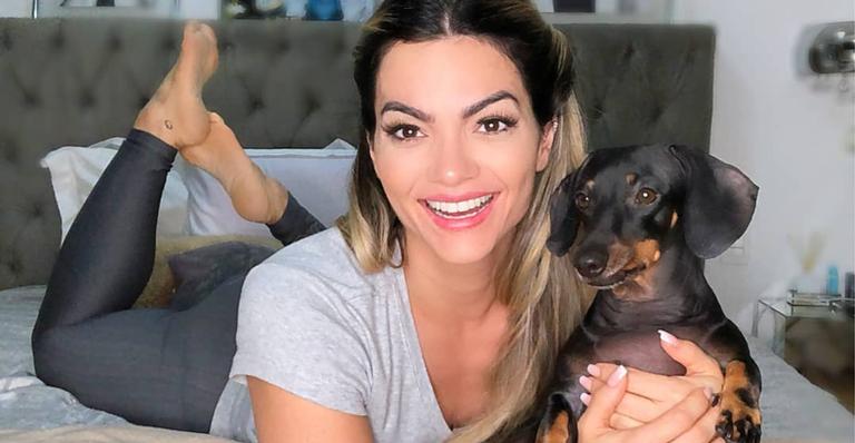 Kelly Key posa com biquíni mínimo e deixa fãs impressionados com tamanho de seu bumbum
