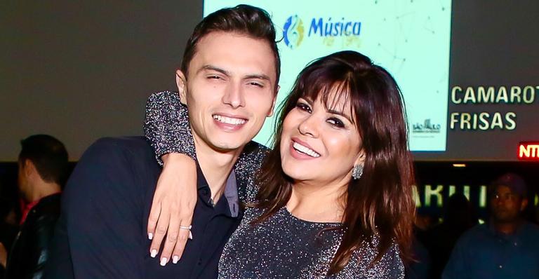 Mara Maravilha dá beijo apaixonado no noivo, Gabriel, em noite especial com a cantora Ana Carolina