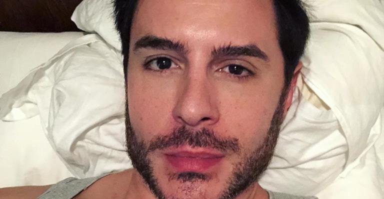 Apenas de sunga, Ricardo Tozzi posa em praia e ‘volume’ à mostra rouba a cena