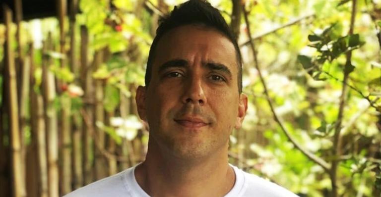 Namorada de André Marques se derrete pelo apresentador em clique sensual