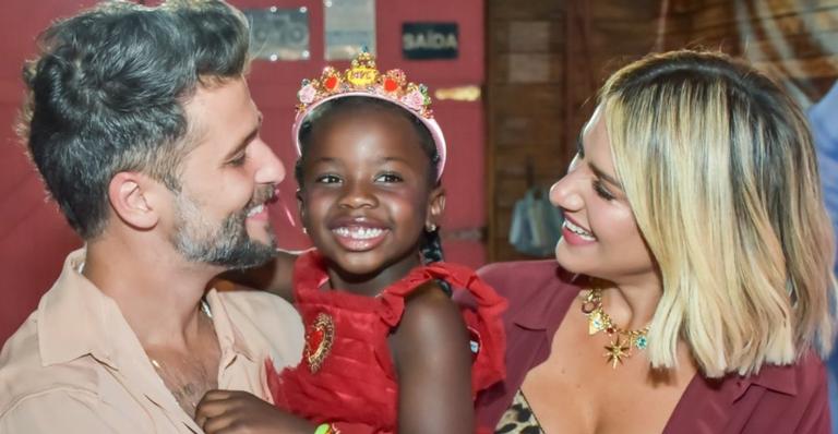 Fofura a mil! Titi abraça novo irmão, Bless, com sorrisão largo no rosto