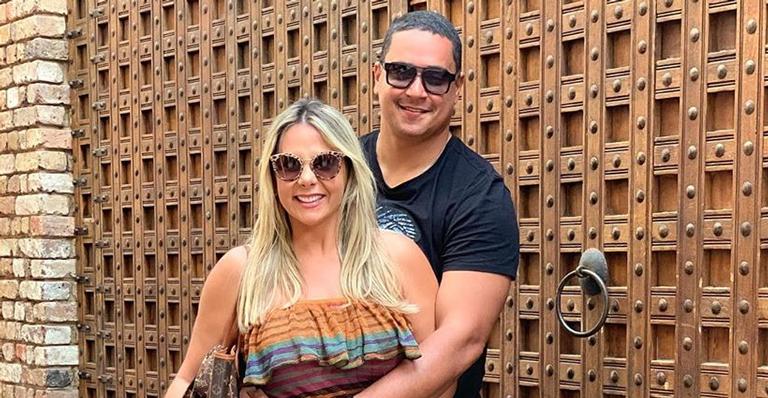 Inspire-se no look! Carla Perez esbanja cinturinha em vestidão florido e Xanddy elogia