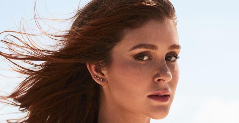 Vestindo lingerie branca, Marina Ruy Barbosa ostenta silhueta escultural em lugar paradisíaco