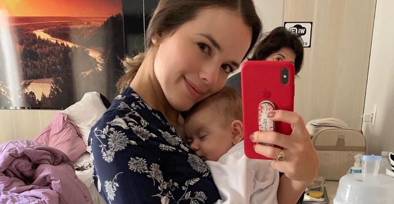 Thaeme Mariôto exibe semelhança entre sua filha e o marido: ‘’Só emprestei meu útero’’