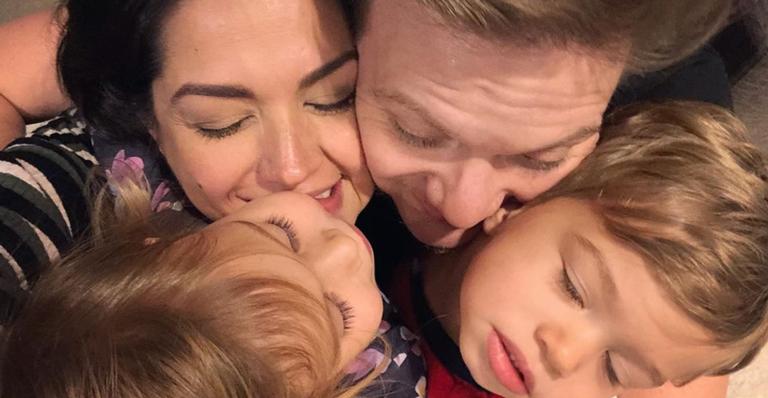 Thais Fersoza e Michel Teló curtem cinema com os filhos pela primeira vez 