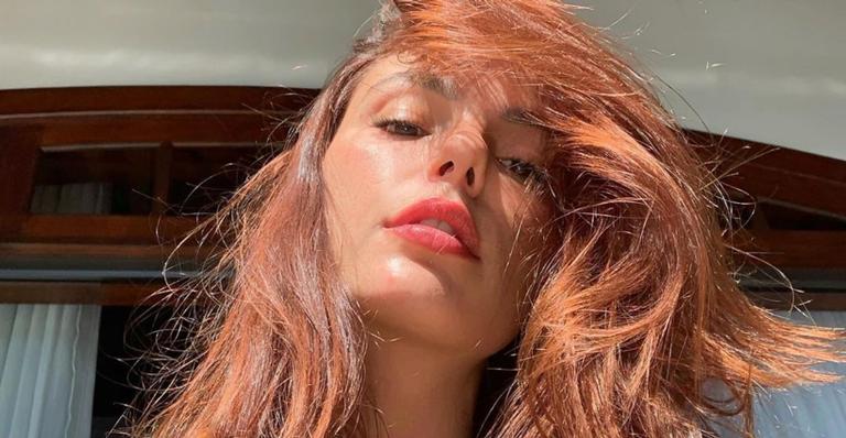 Topless na praia! Isis Valverde retira biquíni e esbanja corpão com prancha de surf