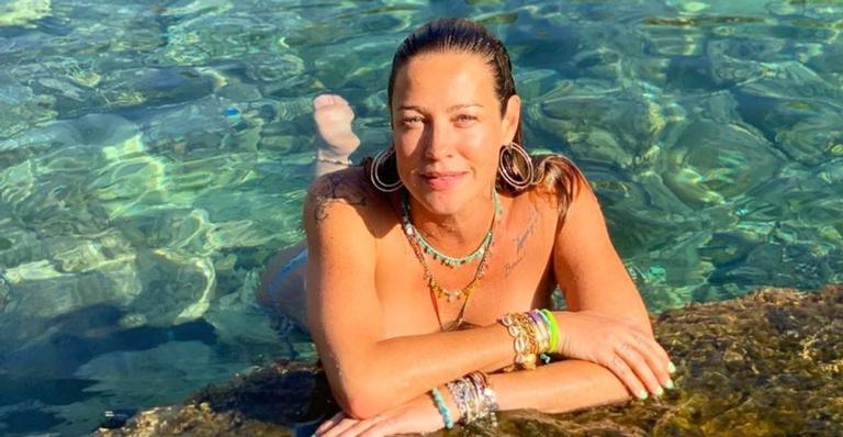 Reunião em Ibiza! Luana Piovani surge seminua no mar da Espanha e fãs especulam: ”Não ficou para o show?”