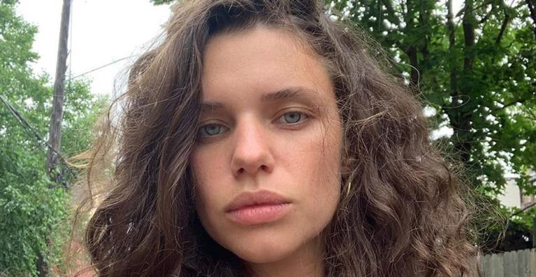 Bruna Linzmeyer posa sem roupa e seguidores brincam: ”Medo de entrar bichinho”