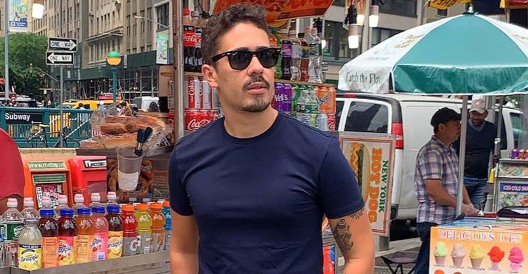 Carlinhos Maia compra geladeira e fogão para casal de idosos que conheceu na rua