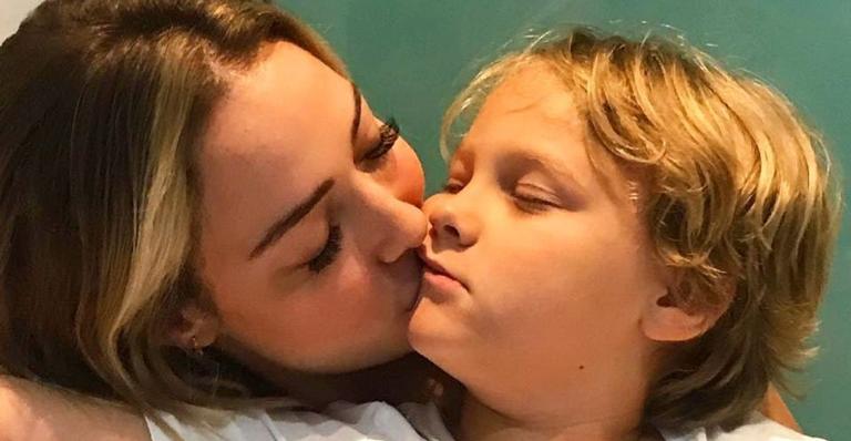 Carol Dantas é detonada por criar filho de Neymar Jr. com babá e rebate críticas: ”Não me sinto menos mãe”