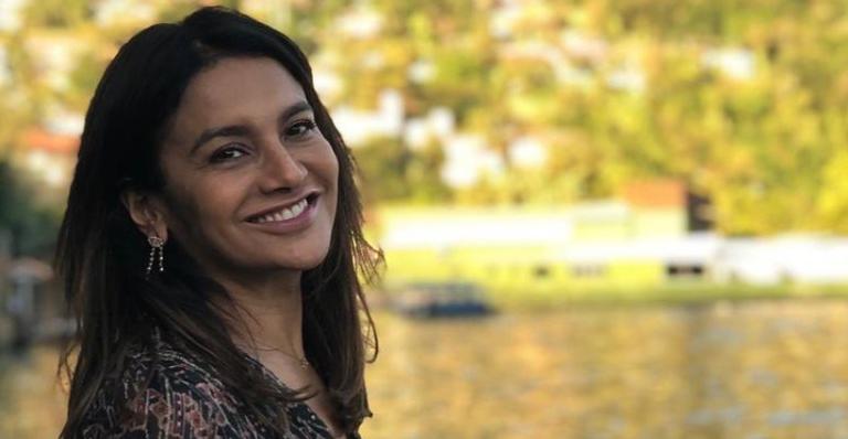 Em clique raro, Dira Paes posa ao lado do maridão e dos filhos: ”Porta retrato de família”