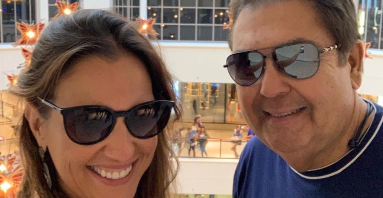 Esposa de Faustão, Luciana Cardoso surpreende ao exibir item bizarro com o rosto do marido: ”Está no meu pé”