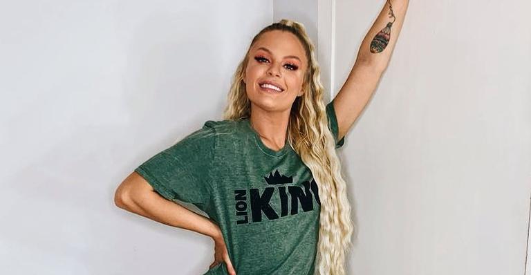 Luísa Sonza desembarca no Rio de Janeiro com look diferentão e posa com fãs