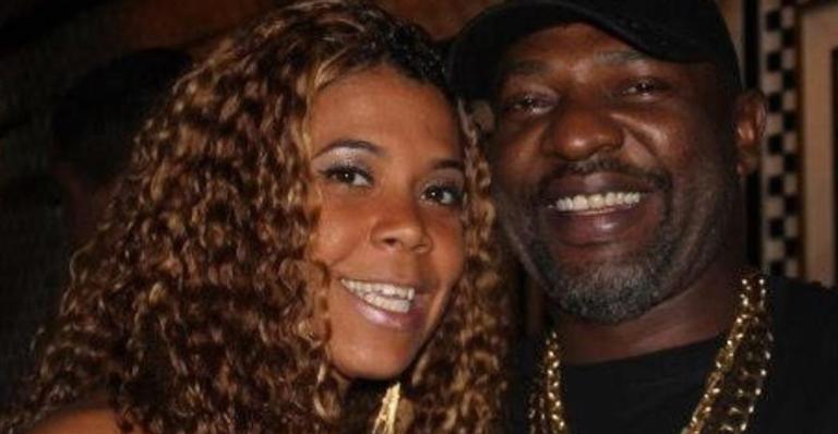 Após morte de Mr. Catra, esposa do cantor volta a morar em comunidade do Rio de Janeiro 