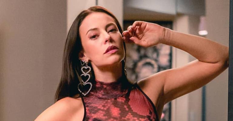 De vestido, Vivi Guedes aparece com as pernas para o ar e tranquiliza fãs: ”Não morreu”