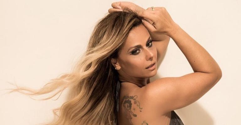 De body vermelho cavadíssimo, Viviane Araújo quebra a web ao exibir coxas grossas em ensaio