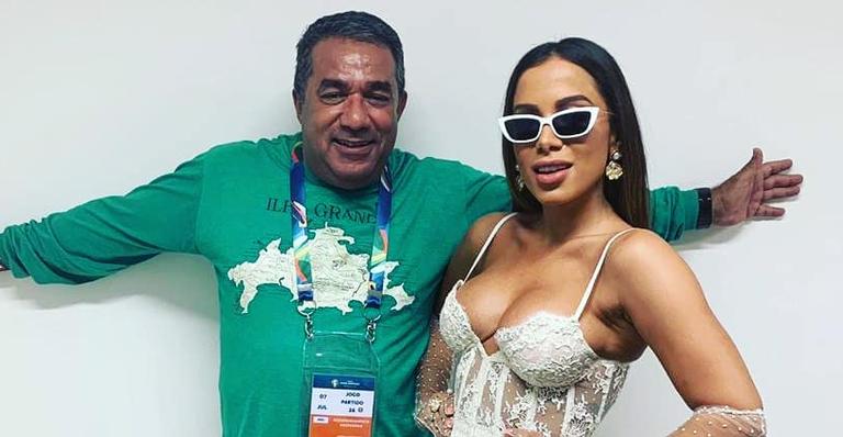 Após Anitta deixar administração, pai da cantora fala sobre Pedro Scooby: ”Deve ser bom de cama”