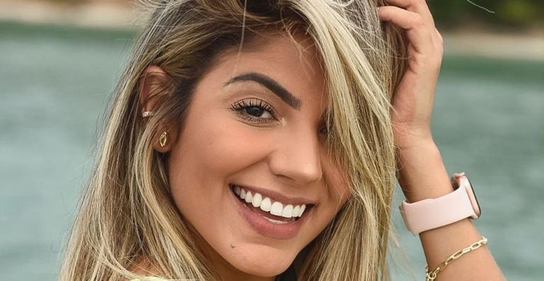 Hariany Almeida dispensa parte de cima e posa de topless: ”Vai dar certo”