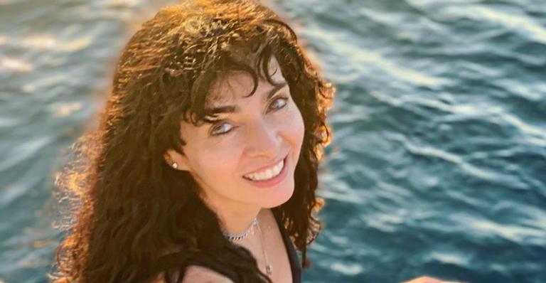 Claudia Ohana posa seminua em barco, faz reflexão e surpreende fãs: ”Merece todos os elogios”