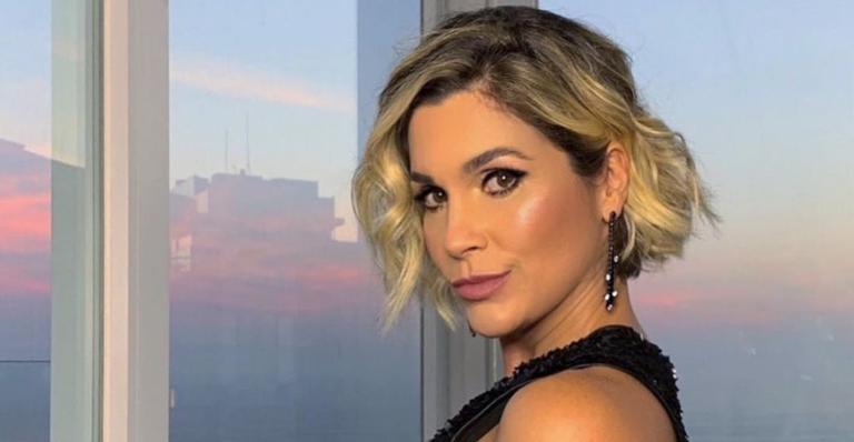 Flávia Alessandra surge completamente nua em clique ao lado de maquiador 