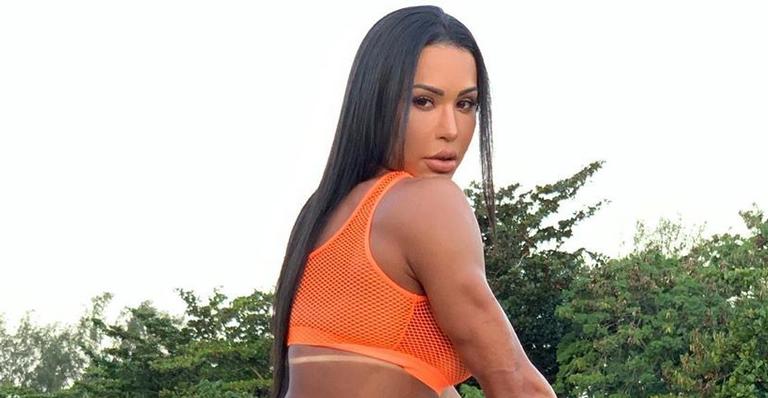 Gracyanne Barbosa posa completamente nua e bumbum gigante chama a atenção: ”Abundância”