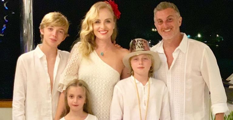 Família reunida! Luciano Huck, Angélica e filhos surgem juntinhos em passeio no shopping