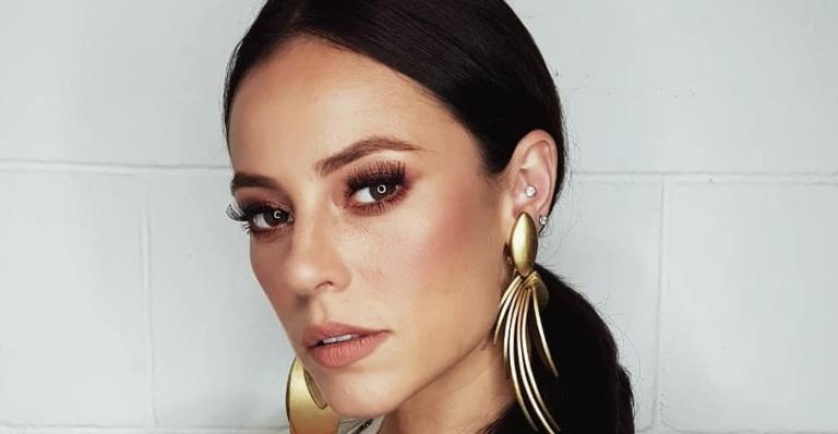 Paolla Oliveira arrasa ao postar vídeo sensual vestindo uma calcinha fio-dental vermelha