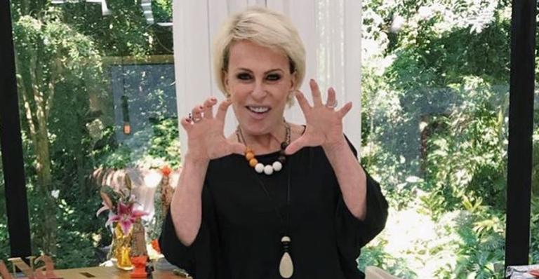 Ana Maria Braga brinca e dá pudim na boca de apresentador