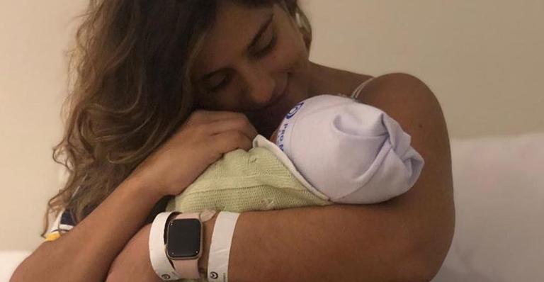 Camilla Camargo explode fofurômetro com foto de Joaquim dormindo ao lado de seus cachorros 