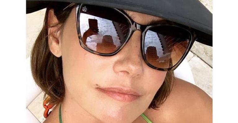 Haja disposição! Deborah Secco passa 8 horas em salão de cabeleireiro e exibe o cabelo curtinho