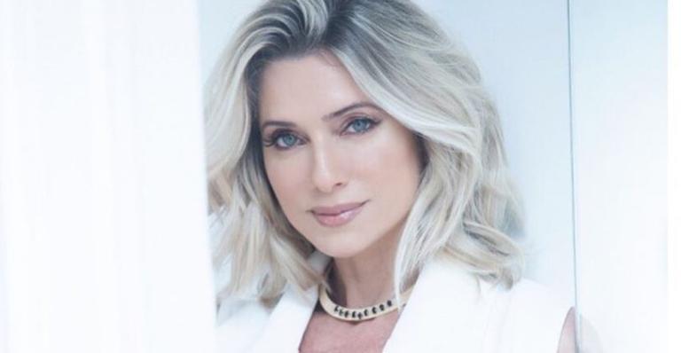 Aos 46, Leticia Spiller surpreende ao exibir toda sua flexibilidade na praia