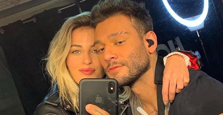 Lucas Lucco surge ao lado da noiva, Lorena Carvalho, e se derrete emocionado: ”Meu anjo”