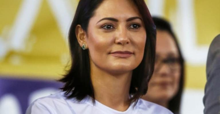 Michelle Bolsonaro ganha lingeries rendadas de presente e mostra tudo na web