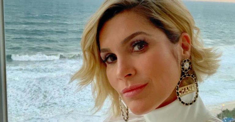 Sem make, Flávia Alessandra é flagrada saindo da academia